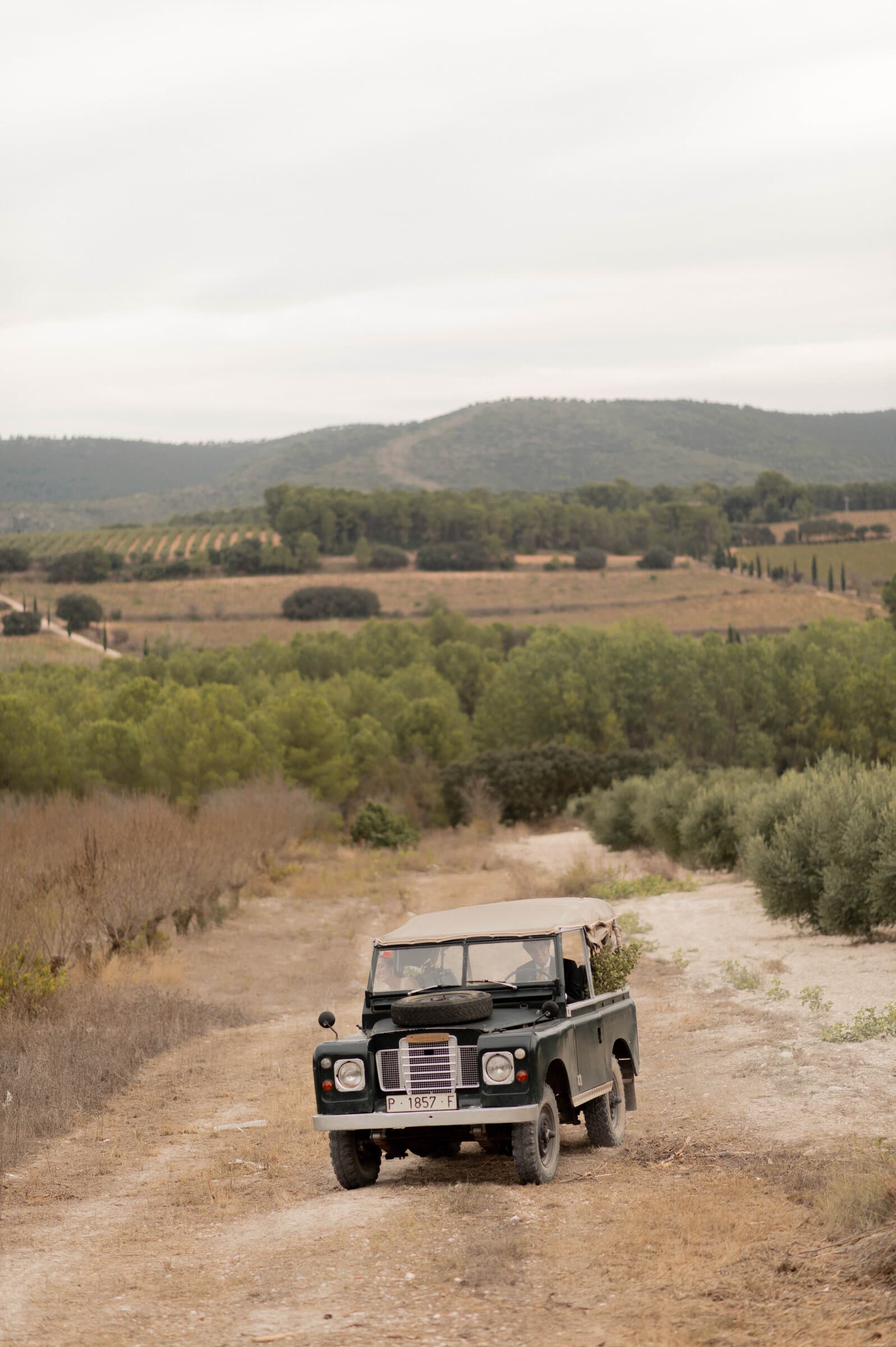 Enrique y su mujer llegando en Land Rover el día de su boda